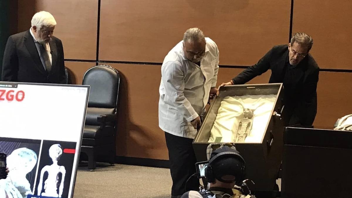 Jaime Maussan presenta momias “no humanas” en Cámara de Diputados