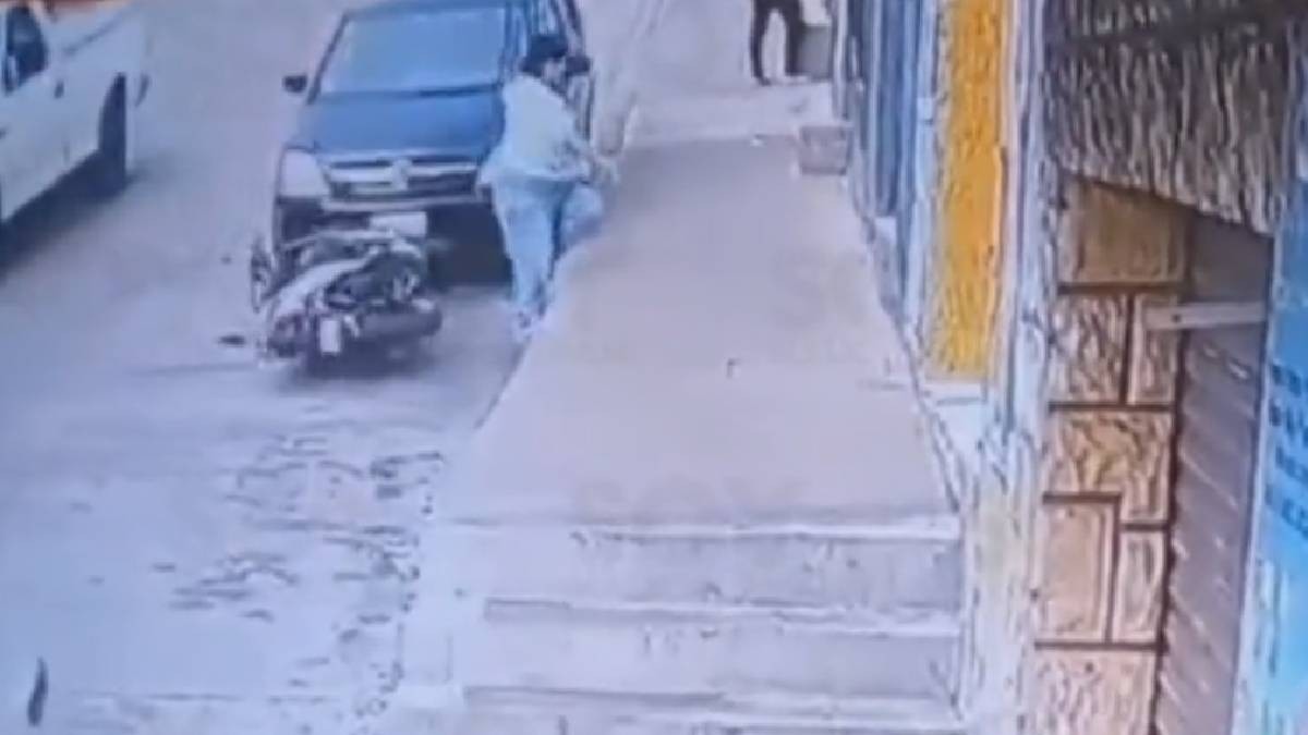 ¡Apenitas! Mujer se salva de ser arrastrada por camioneta sin frenos en el último segundo