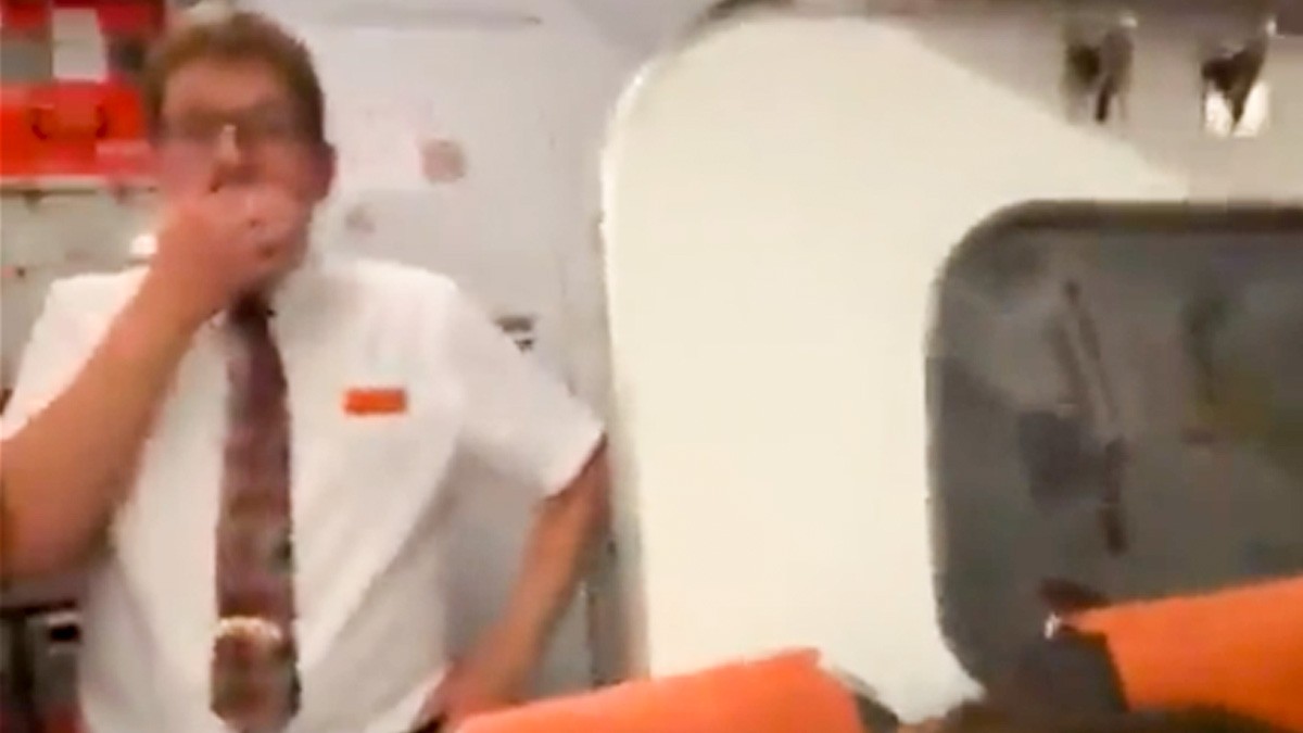 ‘Cachan’ a pareja teniendo intimidad en avión y los tripulantes les aplauden