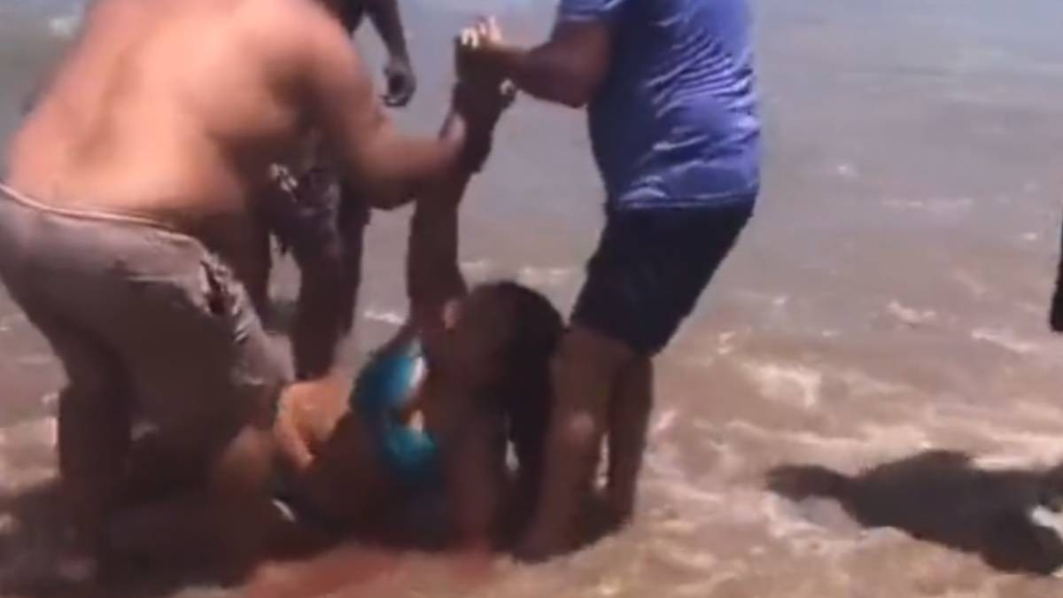 Atacan tiburones a dos personas; prohíben entrada a estas playas