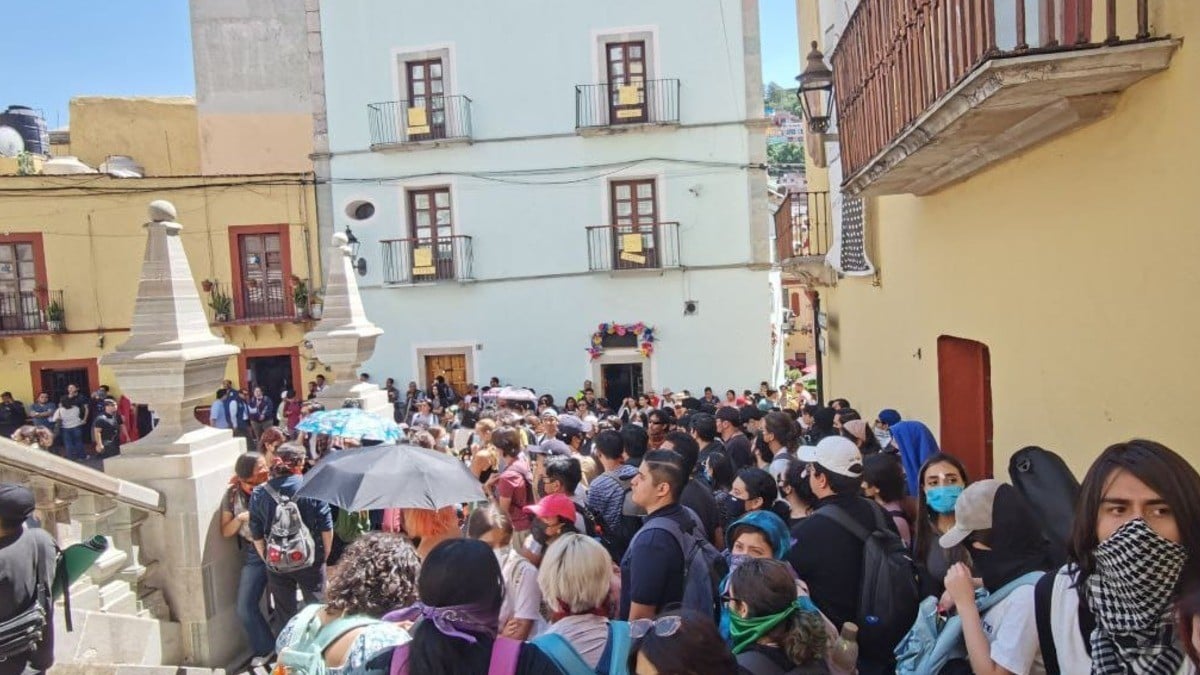 Tensa calma en la UG tras 'choque' de estudiantes a favor y en contra del paro