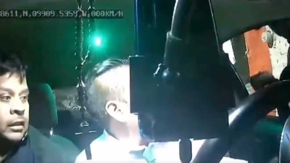 VIDEO Captan momento justo en que pasajeros asaltan a taxista con subametralladora