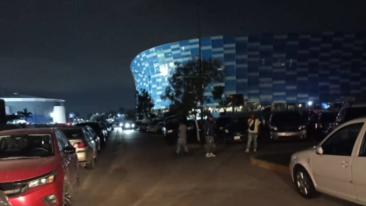 Franeleros golpean a familia y destrozan su auto porque no les dieron 50 pesos