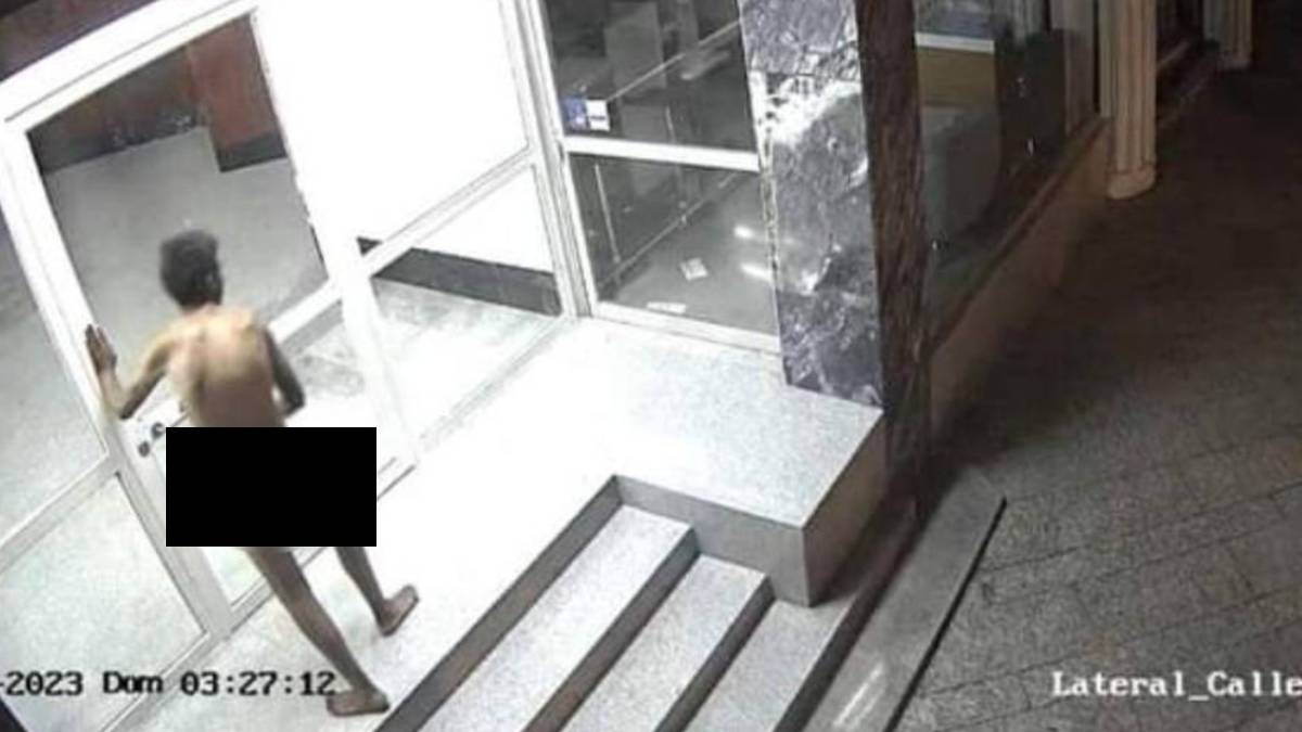 VIDEO Captan a hombre desnudo cuando entra a departamento y trata de abrir las puertas