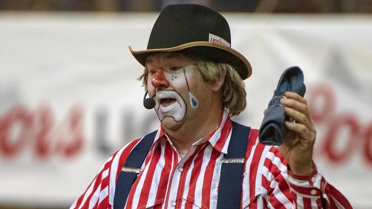 ¡Cochapacha! Vestido de payaso en una fiesta descubre infidelidad de su esposa con su hermano