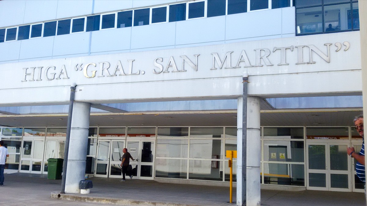 Fingió enfermedad y ya en el hospital acusó a su pareja por clavarle tenedor en la pierna