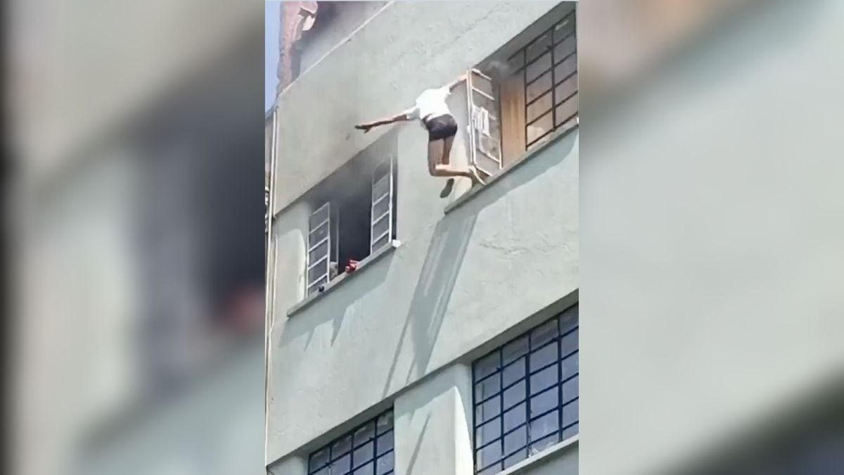 VIDEO Joven se lanza de tercer piso para huir de incendio; personas gritan horrorizadas