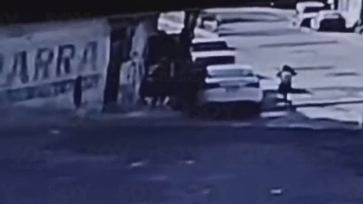 VIDEO Captan momento en que ladrones roban vehículo y niña alcanza a salir del auto y corre