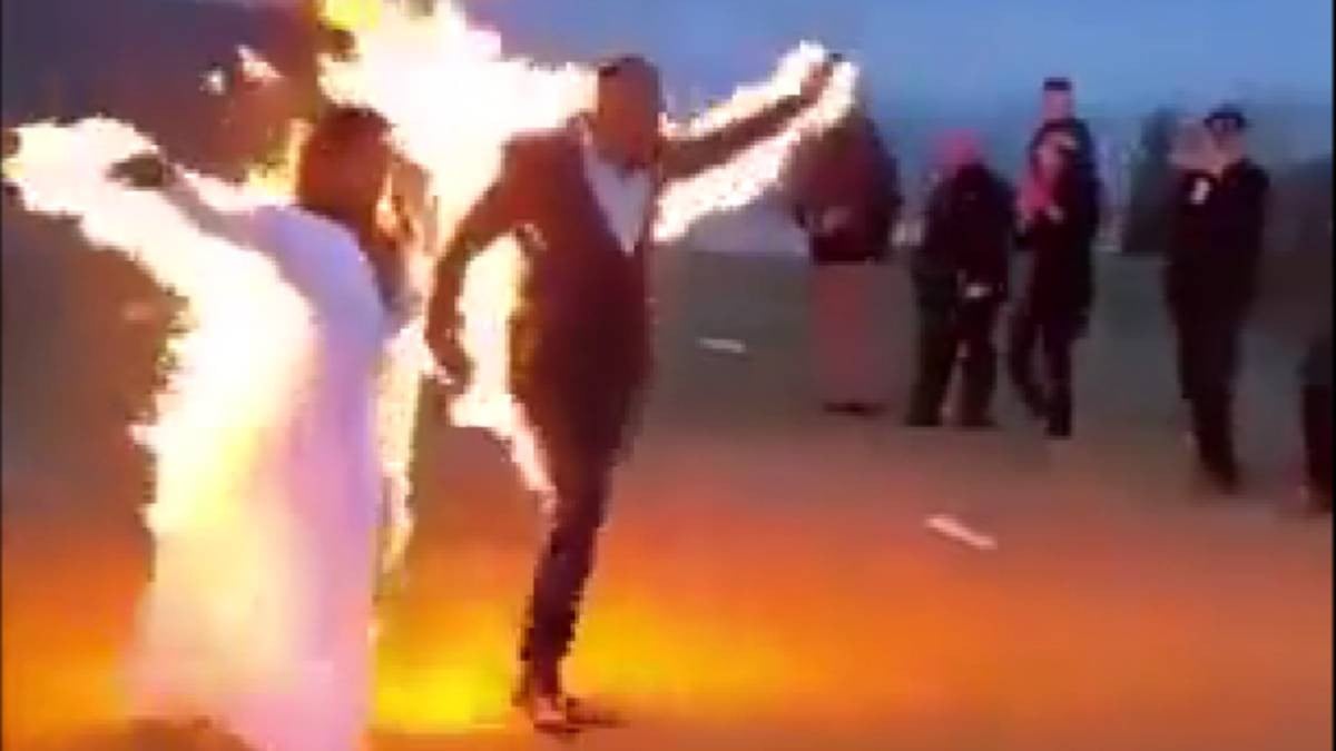 VIDEO ¡Se prenden esposos! Así llegó una pareja en llamas a su boda y arriesga su vida