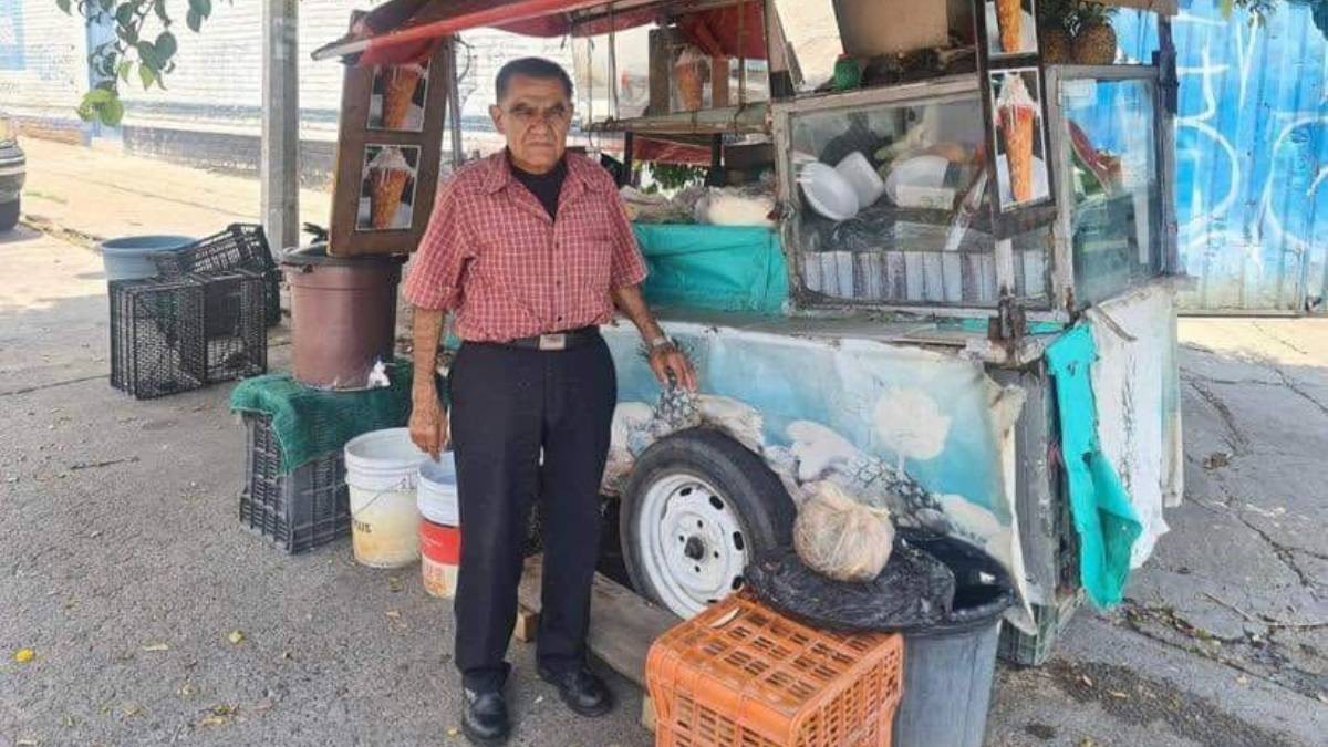 Abuelito sale todos los días con su carrito de frutas para pagar sus medicamentos en León