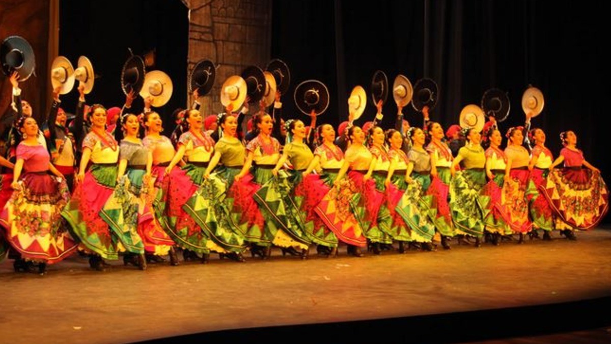 Ballet Folklórico de la UG lleva 'Tradiciones Mexicanas' al Bicentenario; ¡no te lo pierdas!