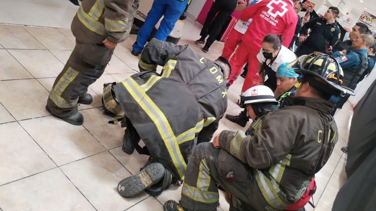Elevador falla y se precipita en centro comercial; hay una mujer fallecida y un herido