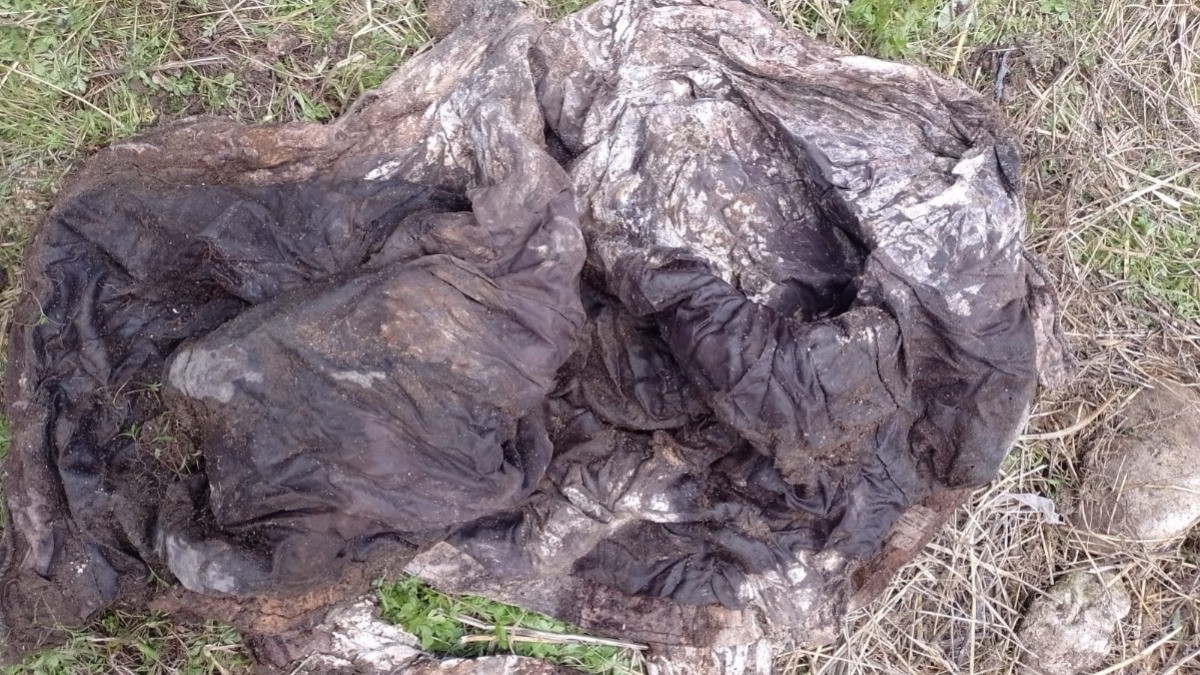 Encuentran 21 cuerpos en una fosa clandestina; sus familiares reclaman sus restos