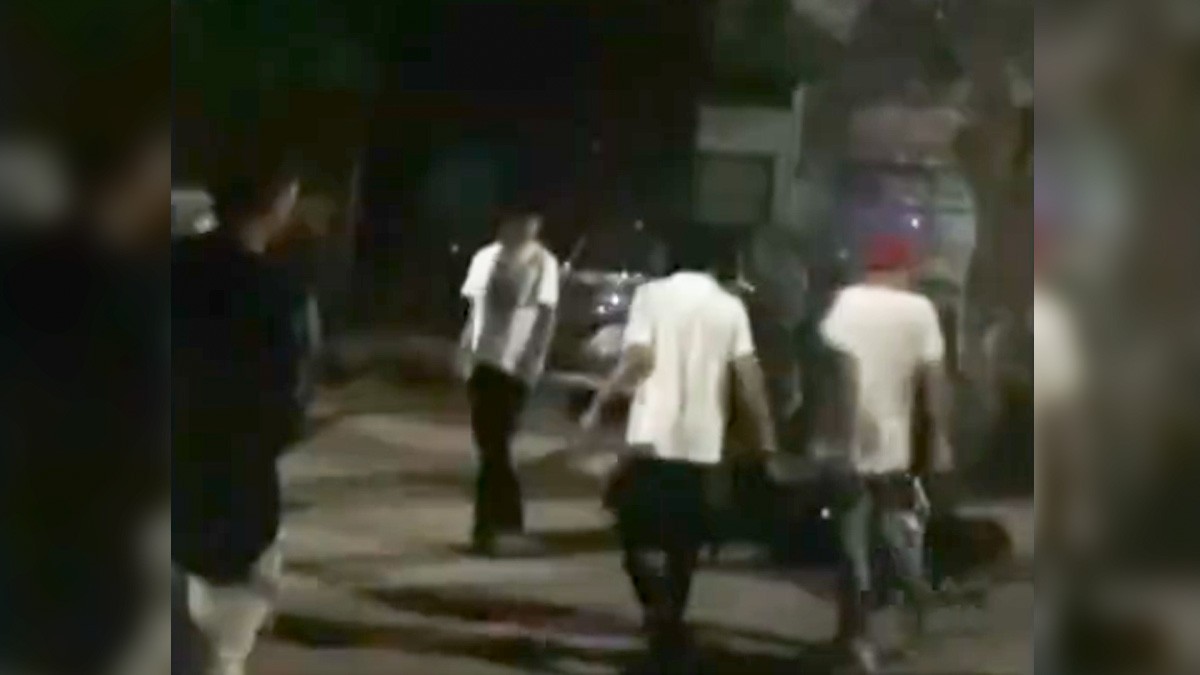 VIDEO: 15 personas golpean con palos y piedras a un joven; lo dejan al borde de la muerte