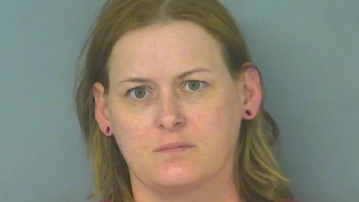 Niñera olvida a bebé y a un perro en su auto, se va a dormir y al volver los halla muertos