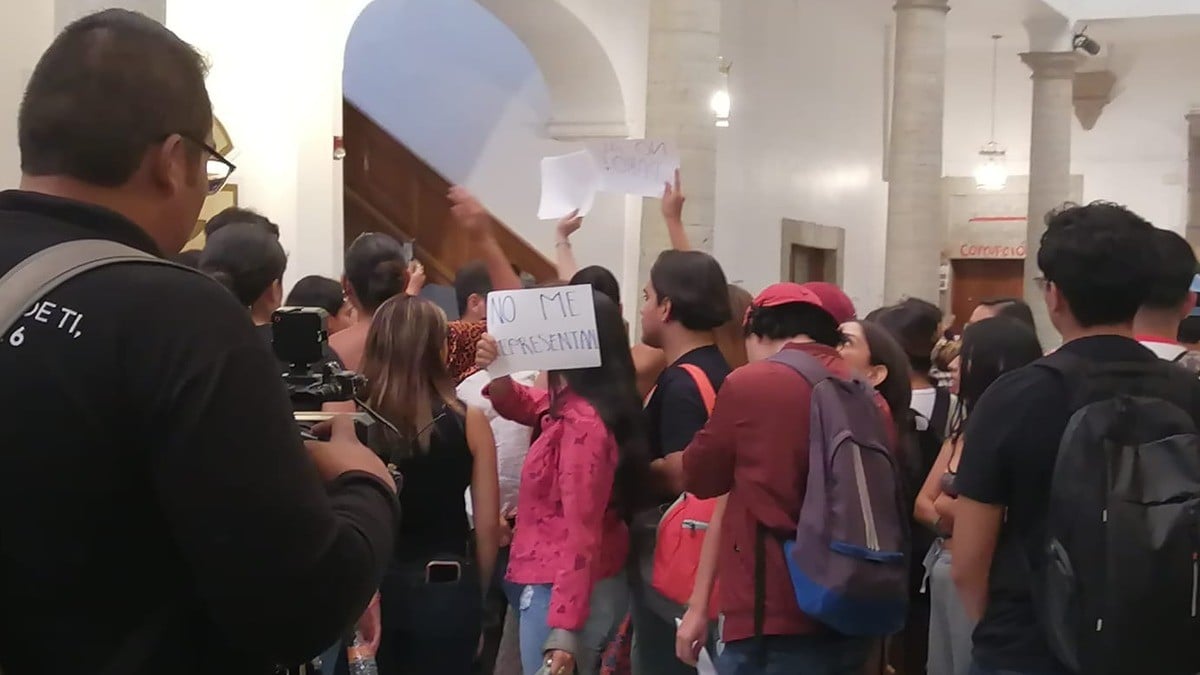 Transparencia, rendición de cuentas y democratización, demandan paristas de la UG