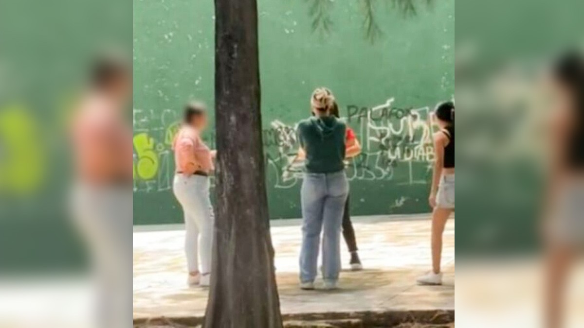 Entre 3 estudiantes dan brutal golpiza a compañera y lo transmiten en Facebook