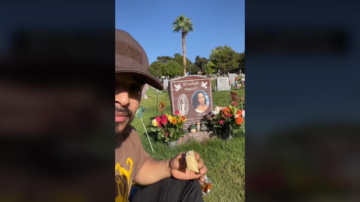Hombre festeja aniversario luctuoso de su esposa comiendo tamales junto a su tumba