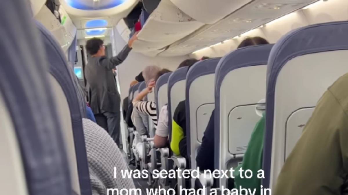 Papá cambia de asiento en avión y deja a su esposa con sus tres hijos; indigna a pasajeros