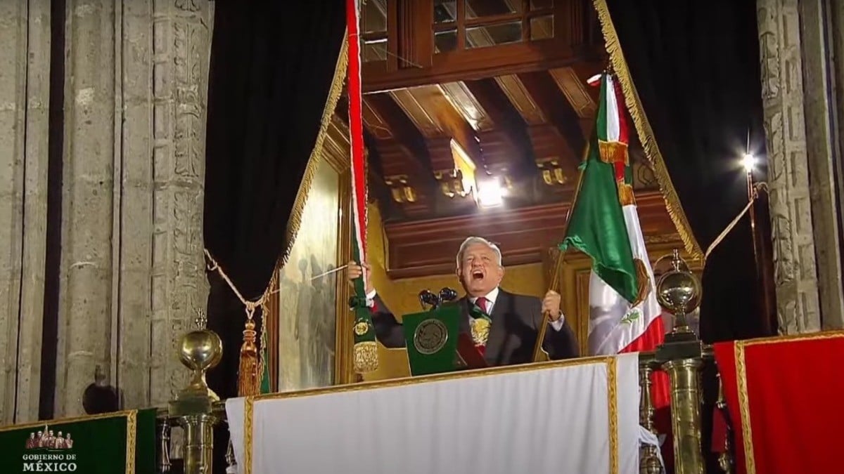 “¡Muera la corrupción!”, y “¡viva el amor!”, las consignas de AMLO en el Grito de Independencia