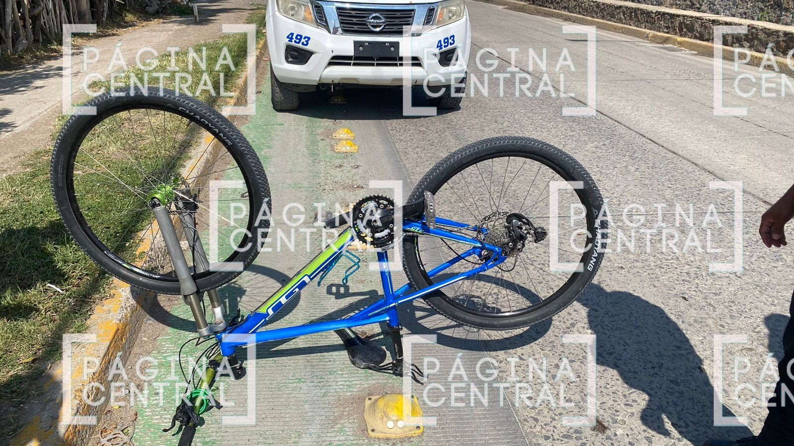 Camión urbano avienta a ciclista en la Eyupol