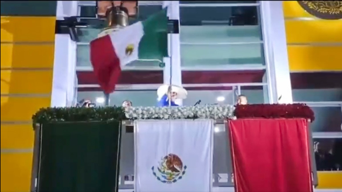 VIDEO: Alcaldesa tira la bandera de México y arruina Grito de Independencia