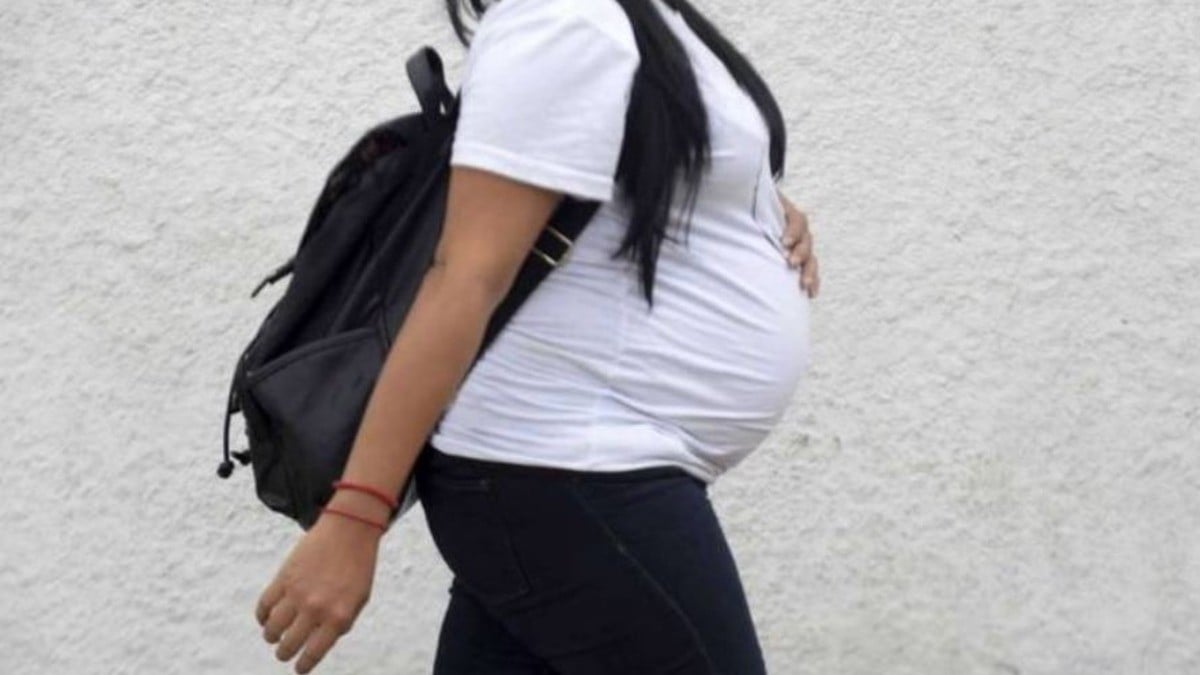 Dan apoyo económico a estudiantes embarazadas