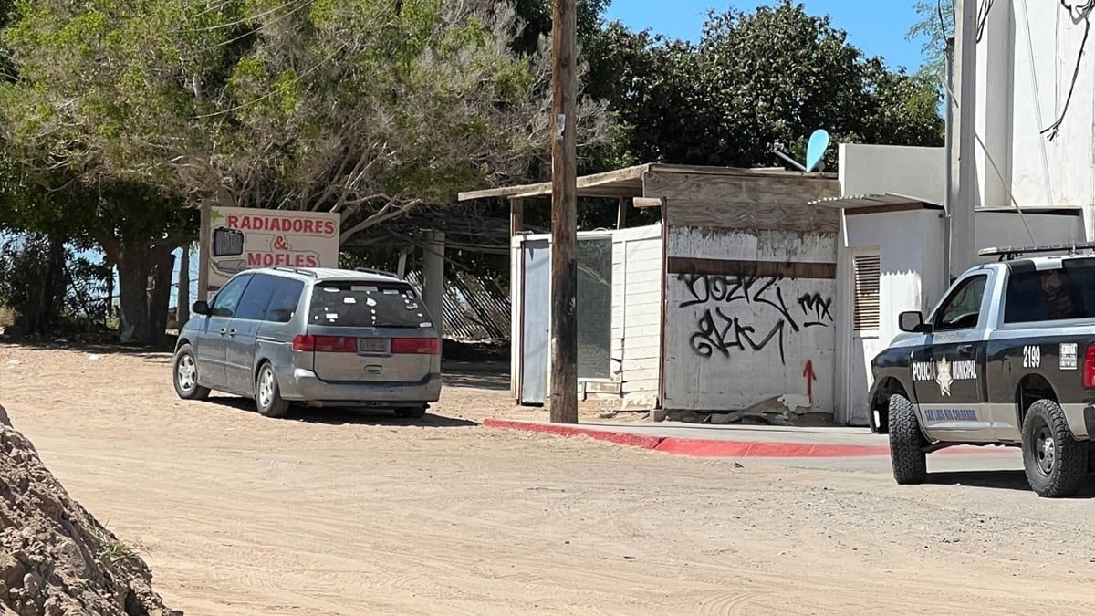 Muere familia y perritos en la playa; se intoxicaron al quedarse dormidos en el auto