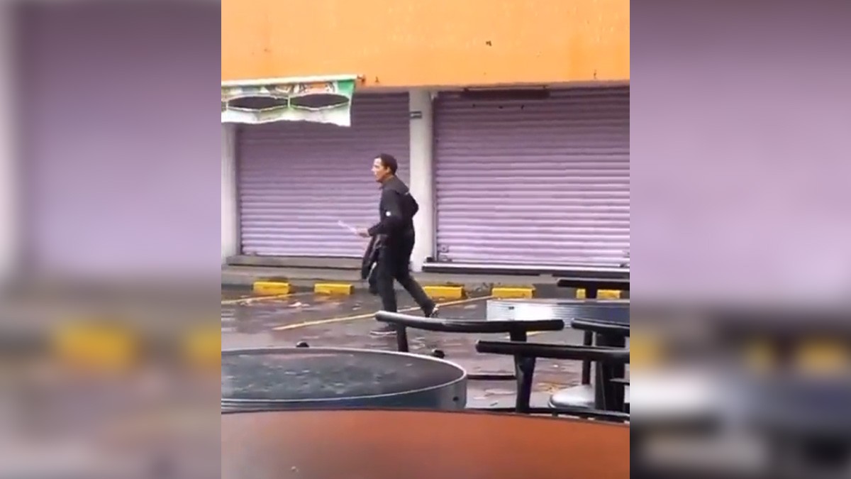 VIDEO: Policías someten a hombre que amenazaba a transeúntes con dos cuchillos