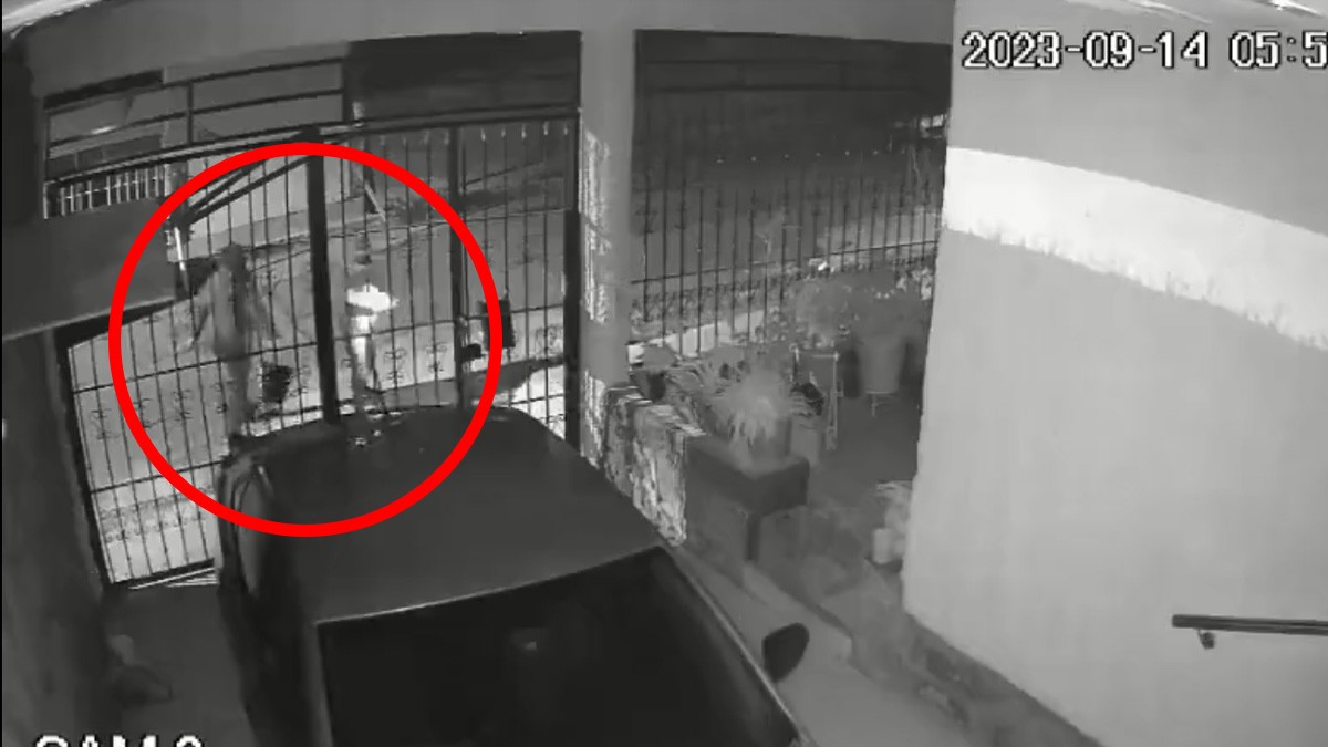 VIDEO: Mujeres incendian vehículo porque no las dejaron estacionarse afuera de una casa