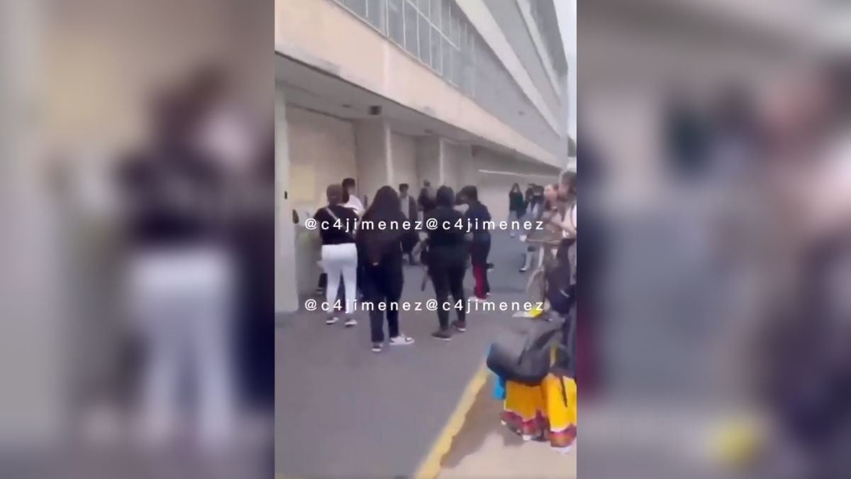 VIDEO Señora golpea brutalmente a alumna de secundaria y le da una patada en la cara
