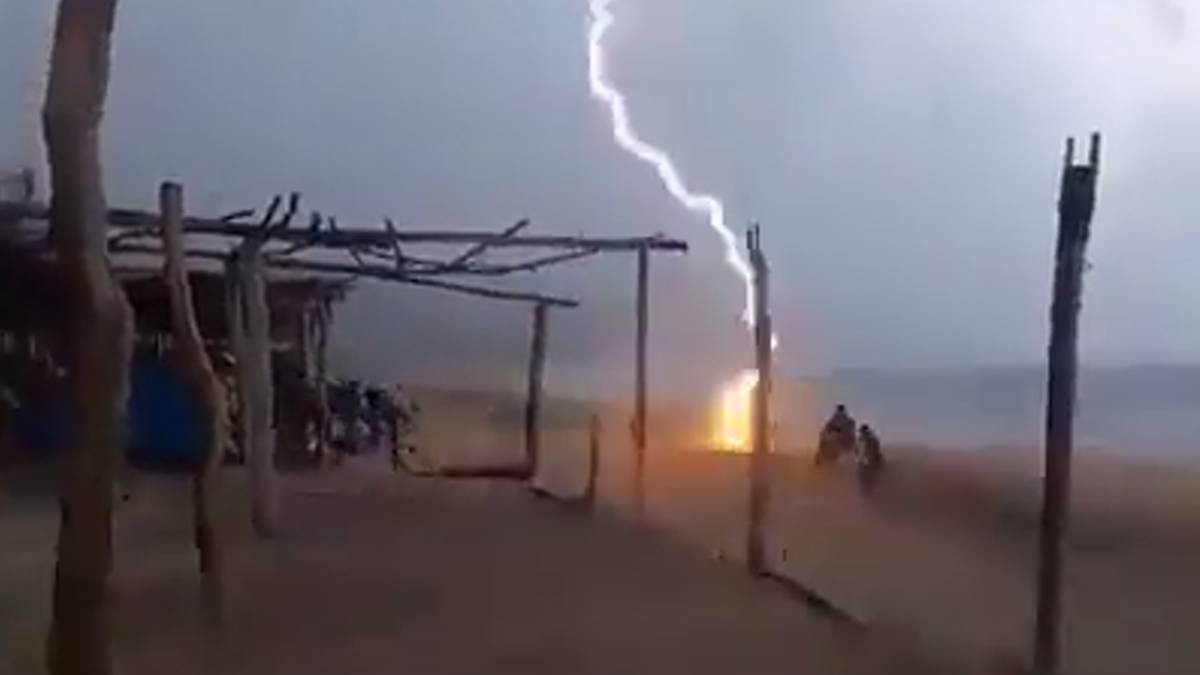 VIDEO Muere guanajuatense al caerle rayo en playa en Michoacán; también muere vendedor