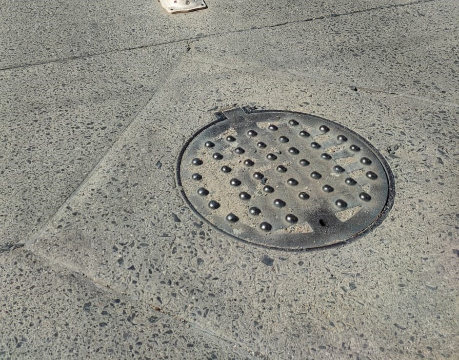 Persiste el robo de tapaderas de alcantarilla en la ciudad de León