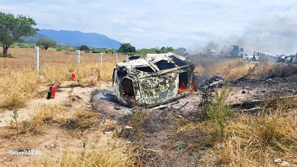 Familia se vuelca en vehículo y mueren al quedar atrapados e incendiarse el auto