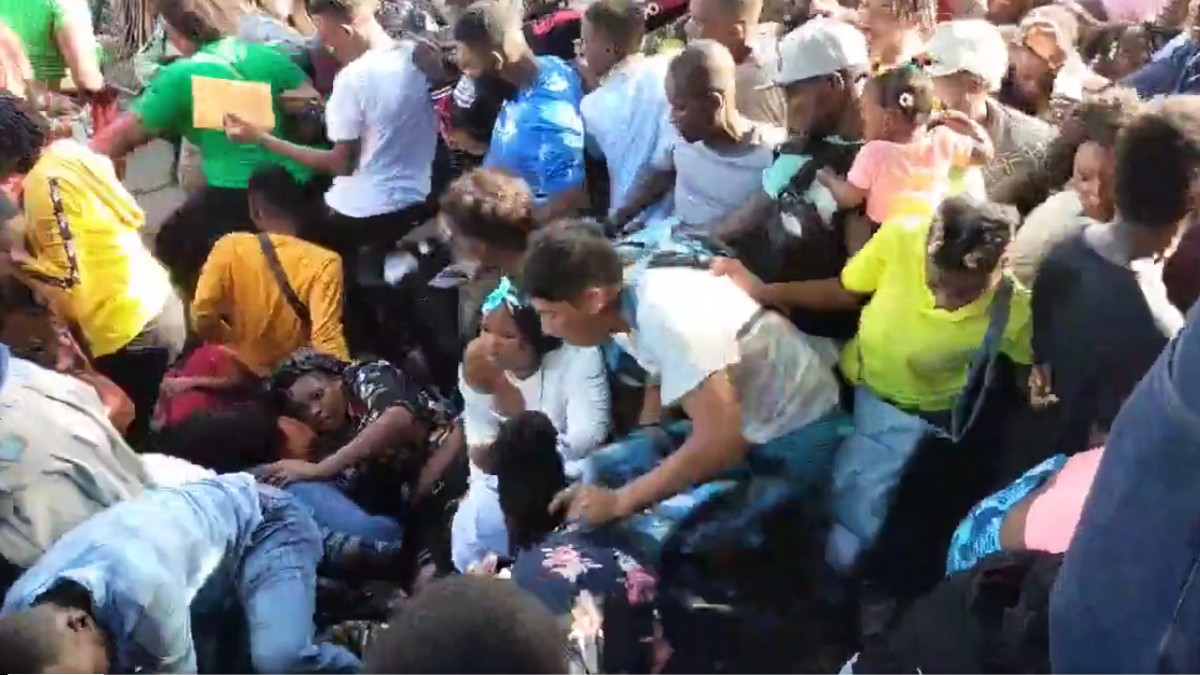 VIDEO: Al menos 2 mil migrantes protagonizan estampida que deja diez heridos
