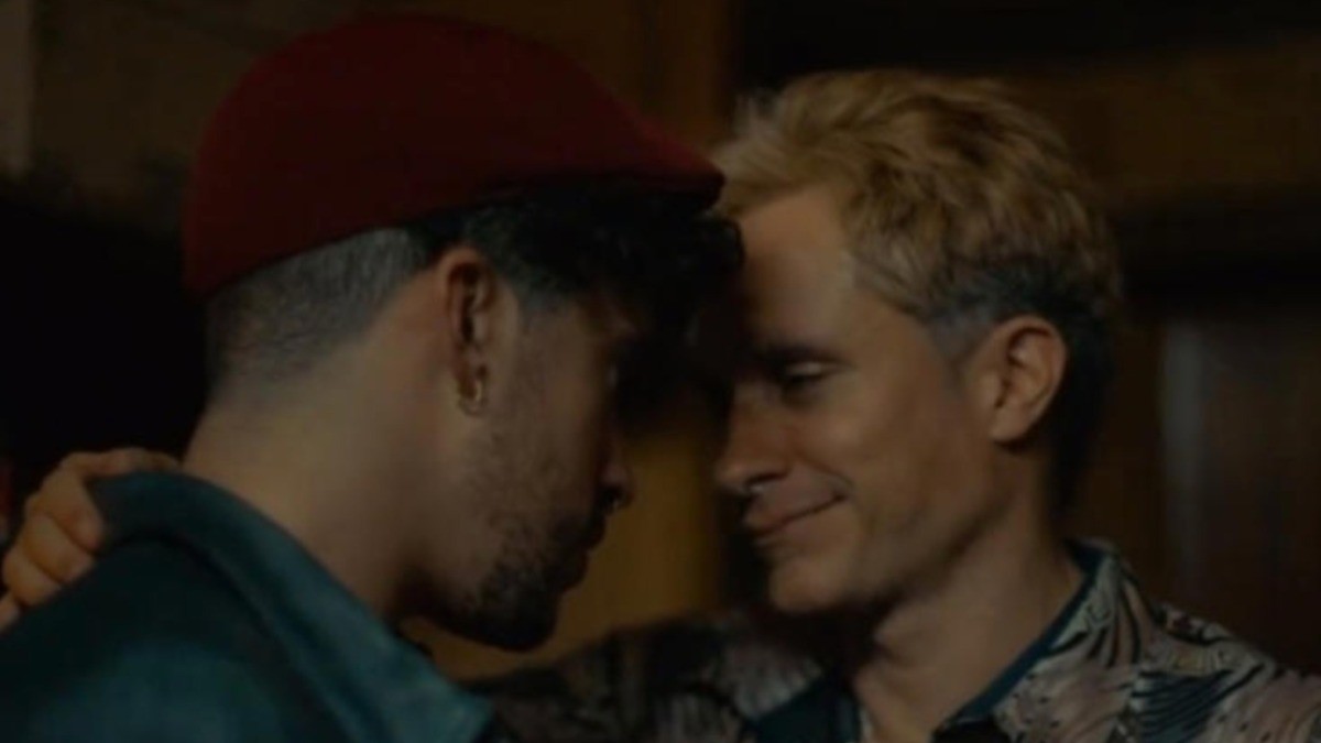 Sorprende beso gay entre Bad Bunny y Gael García