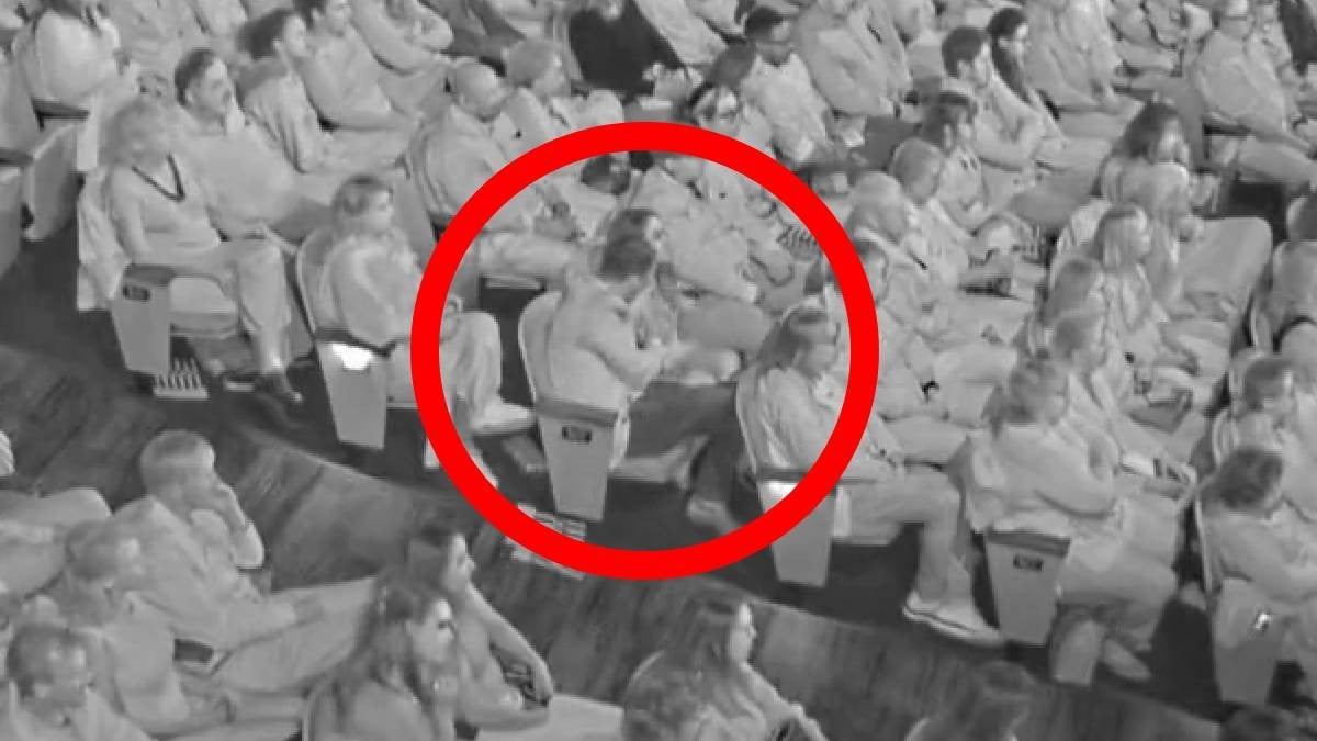 VIDEO Captan a funcionaria teniendo intimidad con su pareja en obra de teatro