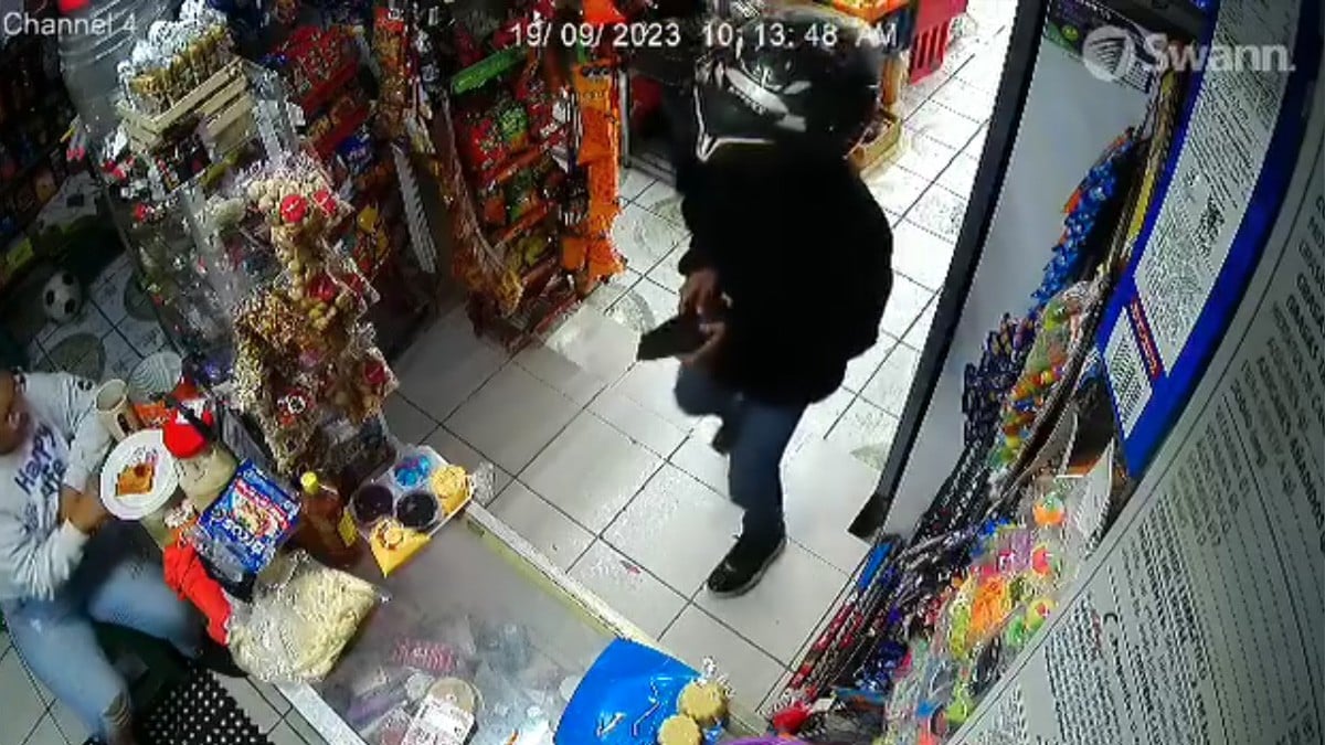 VIDEO: Mujer con machete en mano corre a ladrón que le apuntaba ¿con pistola de juguete?
