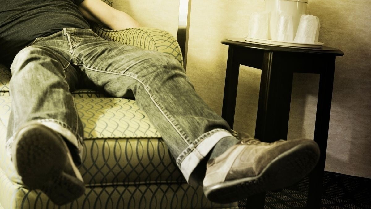 Mujer llevó a su hijo a un trío sexual en hotel; lo dejó varias horas al lado de un cadáver