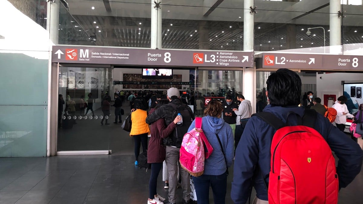 Ricardo Salinas Pliego dice que están pendej… los pasajeros de avión que hacen filas