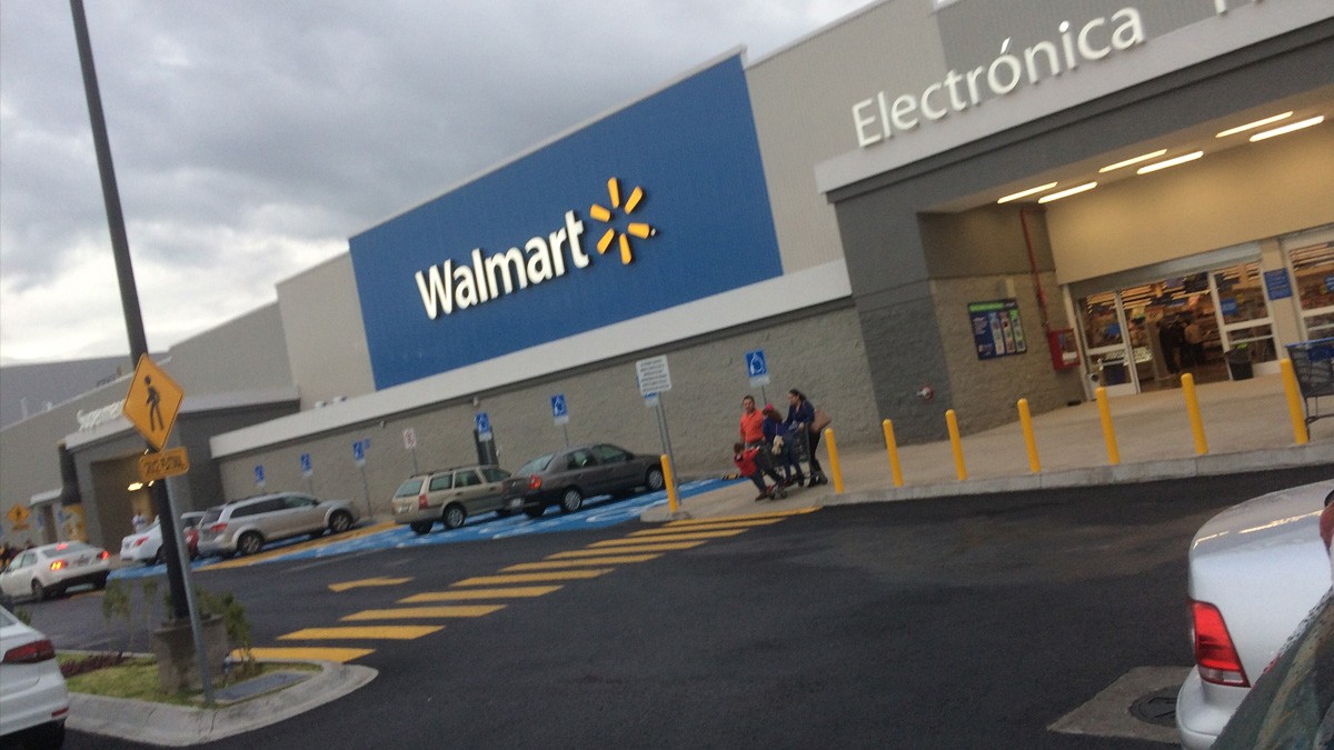 Mujer disfrutaba un refresco en Walmart cuando llegó un hombre y le pegó un balazo en la cabeza