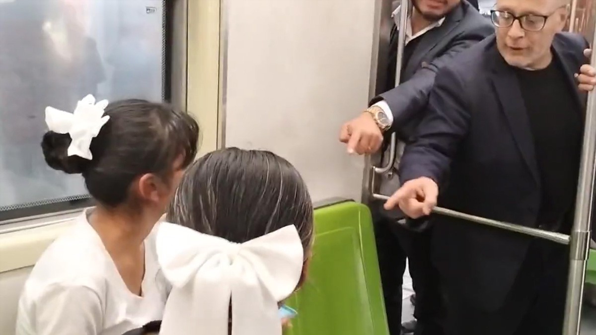 VIDEO: Se quedan dormidas en transporte público y las esposan como delincuentes