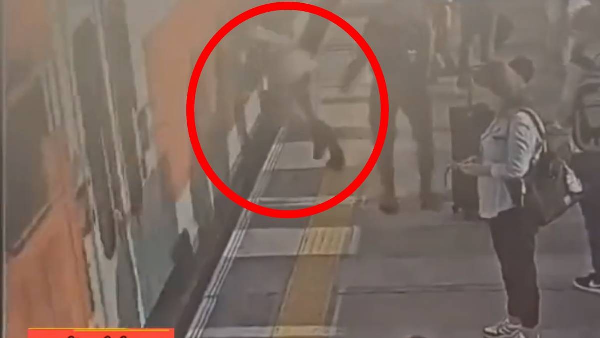 VIDEO Captan desmayo de joven en las vías del tren; nadie pudo ayudarla y muere arrollada