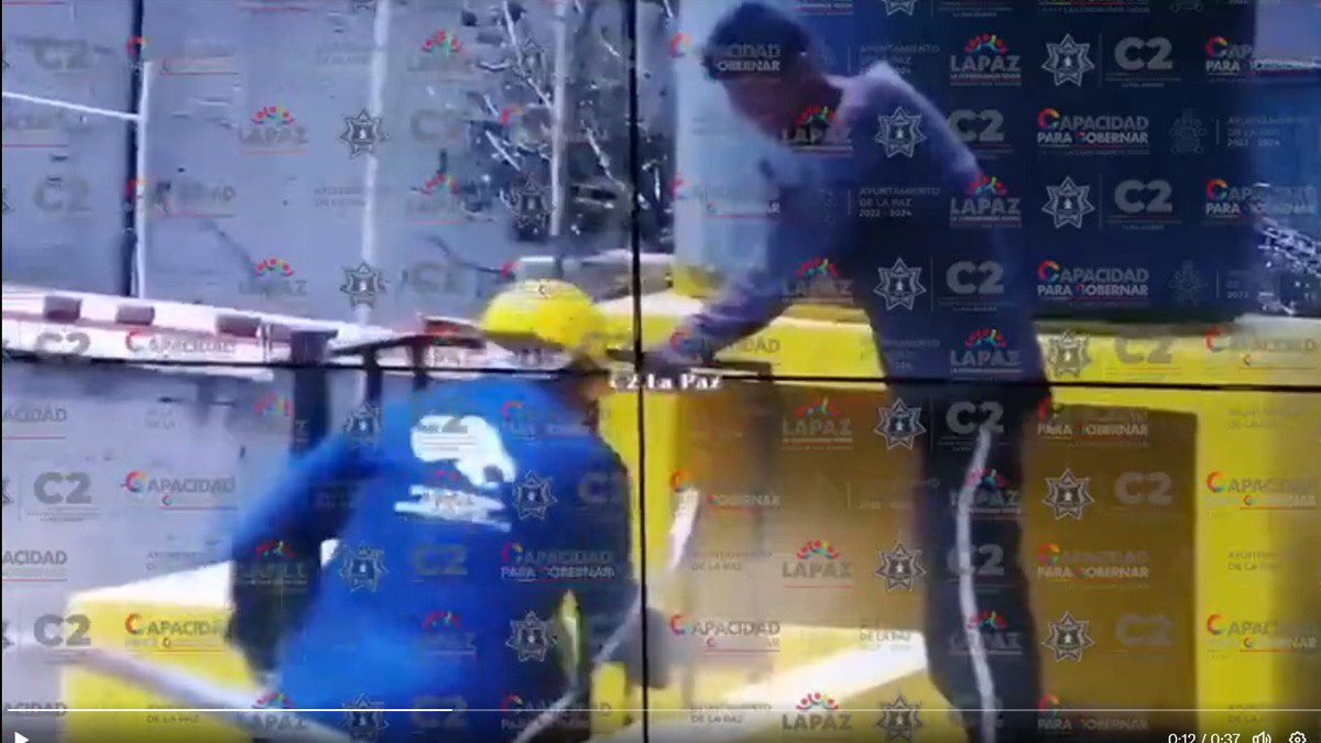 VIDEO: Disfrazado de albañil, policía sube a azotea para evitar que hombre se quite la vida