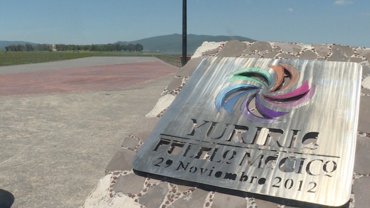 Aprovechan sequía en la Laguna Yuriria para retirar plaga del lirio acuático