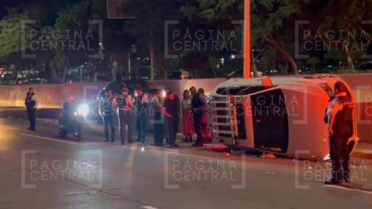 Vuelca camioneta Audi con dos mujeres a bordo en el libramiento