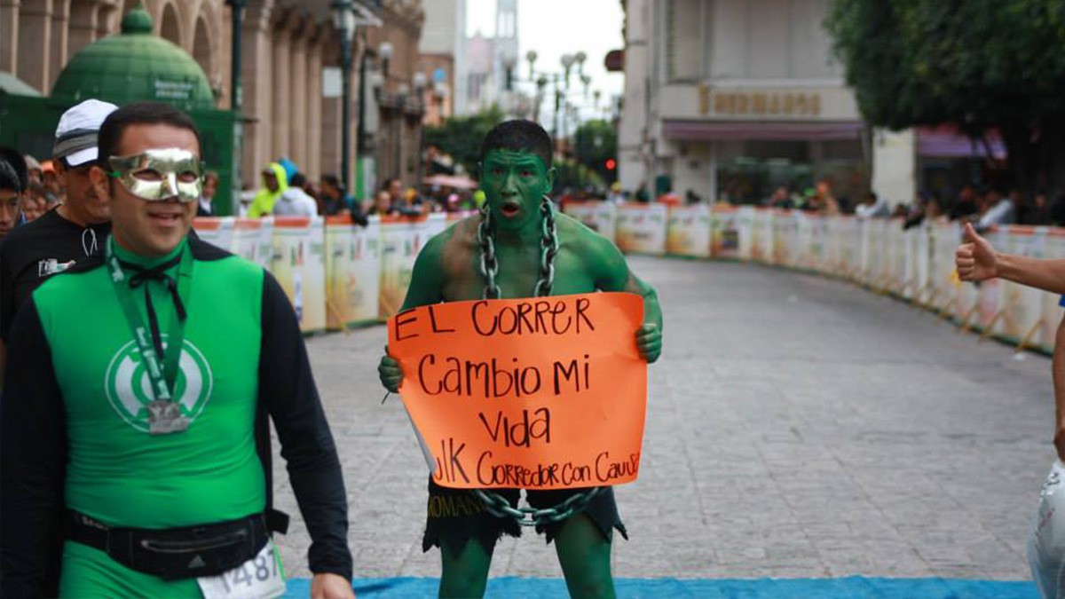 Beto Hulk venció las adicciones y más de 200 maratones… sin calzado