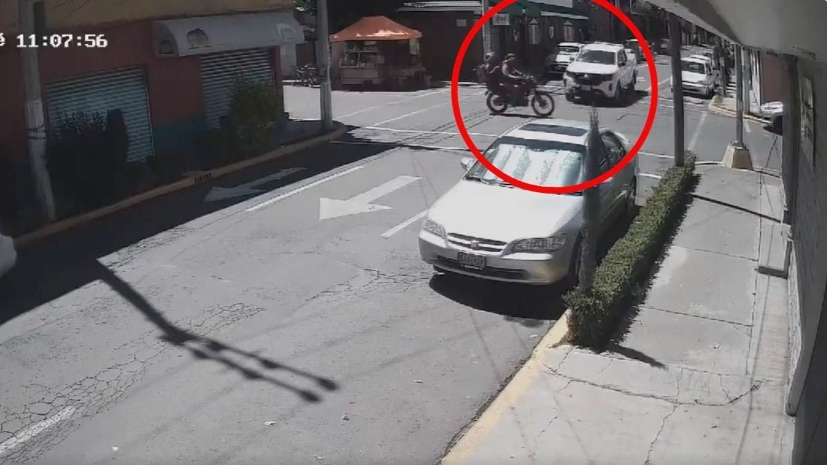 VIDEO Captan cuando camioneta impacta a motociclistas y vuelan y caen sobre un auto