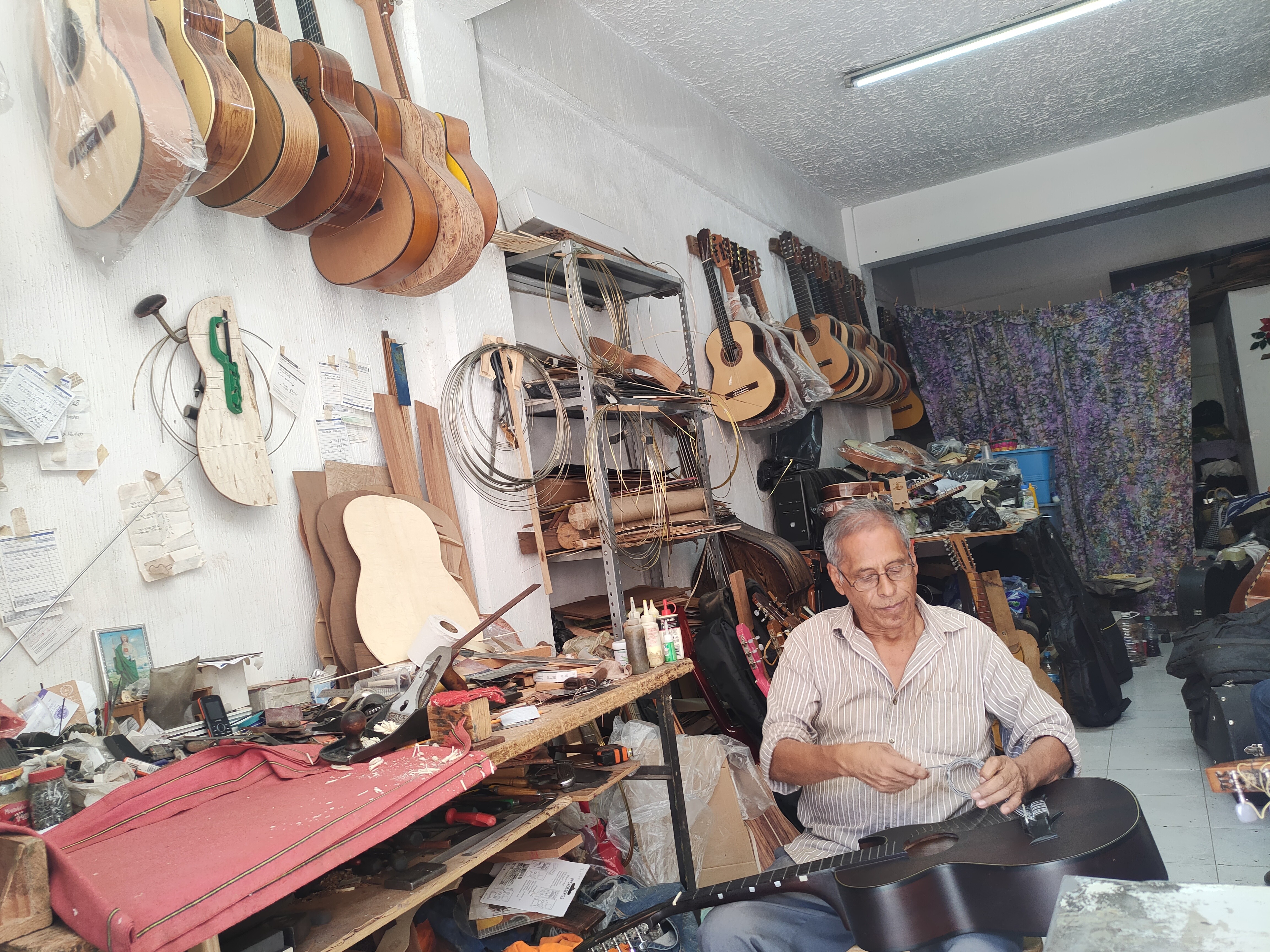Maestro don José Elías mantiene viva tradición artesana de guitarras en León
