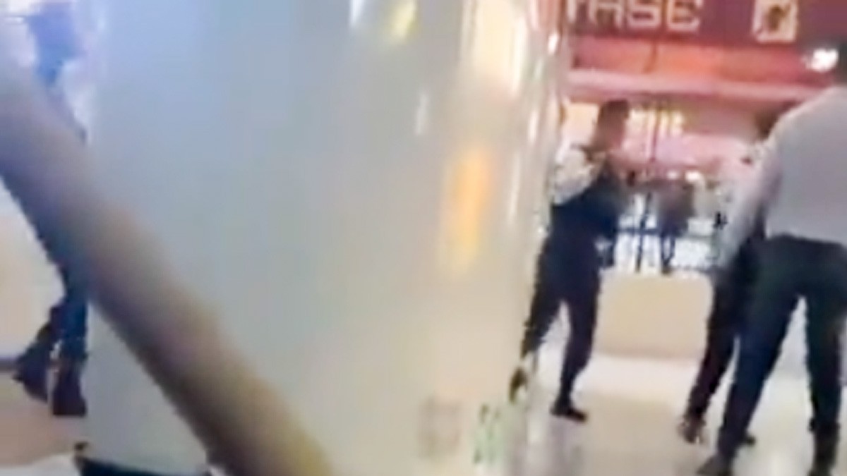 VIDEO: Vendedores le dan paliza a policías; a uno lo azotan contra un muro